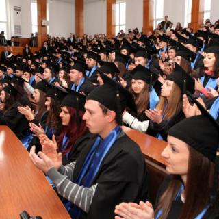 Шапки и шалове за дипломиране